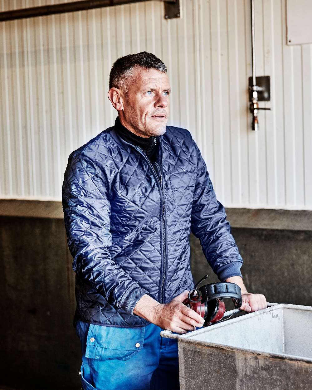 Navy Coloured Elka Mens Thermal Jacket on shelter background