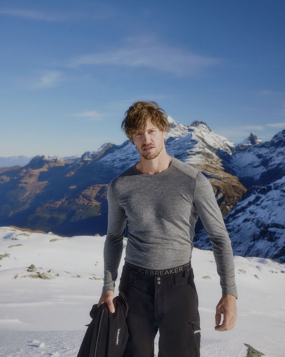 Gritstone Heather Coloured Icebreaker Mens Merino 200 Oasis Crewe Thermal Top on snow background