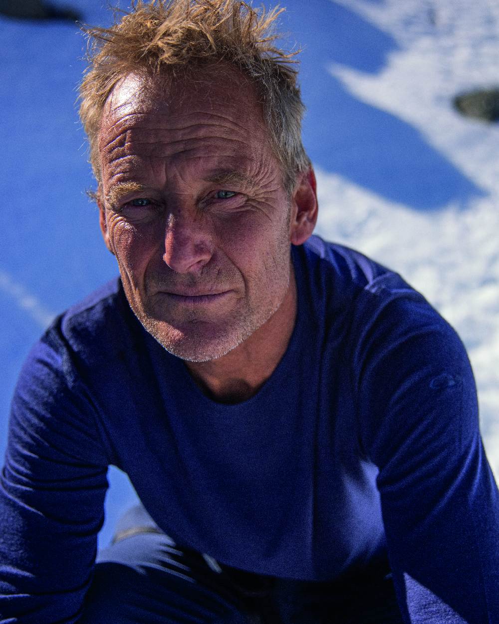 Midnight Navy Coloured Icebreaker Mens Merino 200 Oasis Crewe Thermal Top on snow background