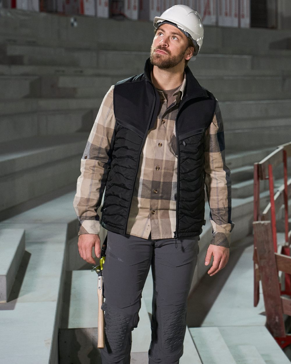 Black Coloured Mascot Workwear Mens Customized Breathable Thermal Gilet on construction background