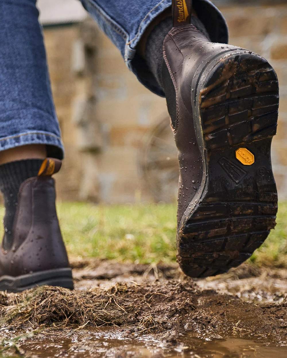 Cocoa Brown Coloured Blundstone 2057 Cocoa Brown Chelsea Boots on  outdoor background 