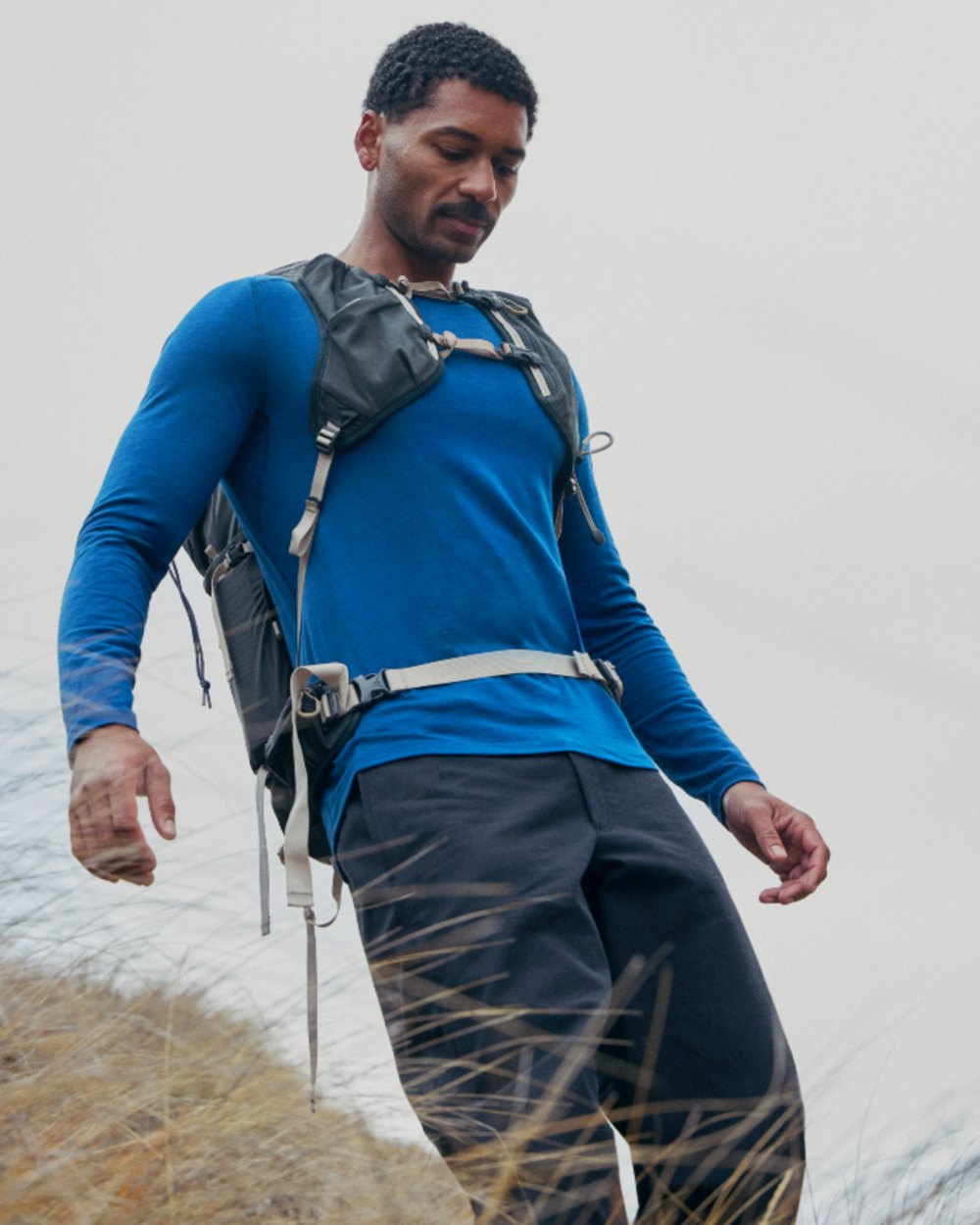 Atlantis Coloured Icebreaker Mens Merino 200 Oasis Crewe Thermal Top on mountain background 