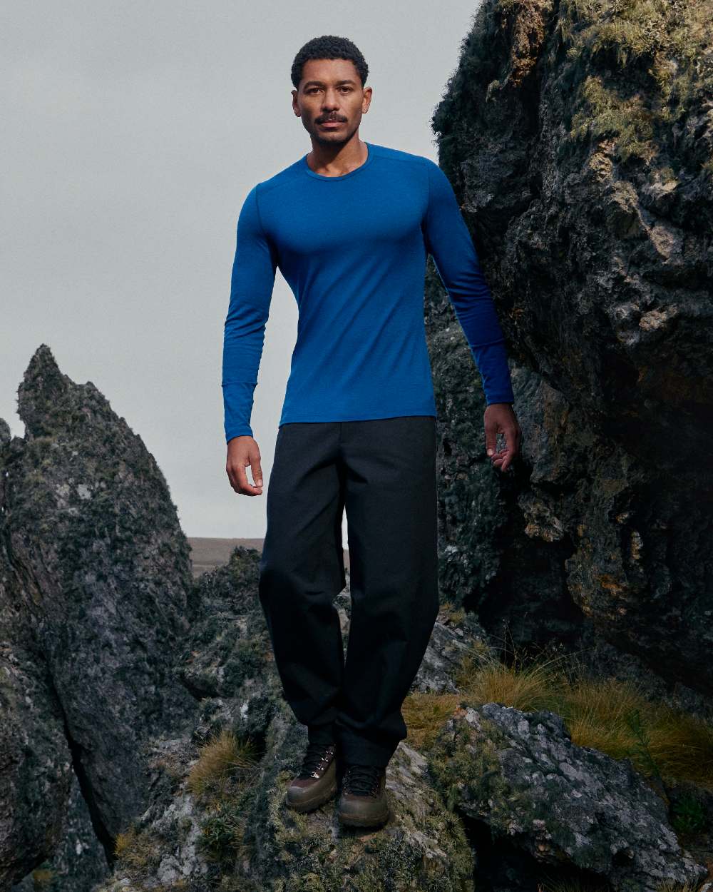 Atlantis Coloured Icebreaker Mens Merino 200 Oasis Crewe Thermal Top on mountain background 