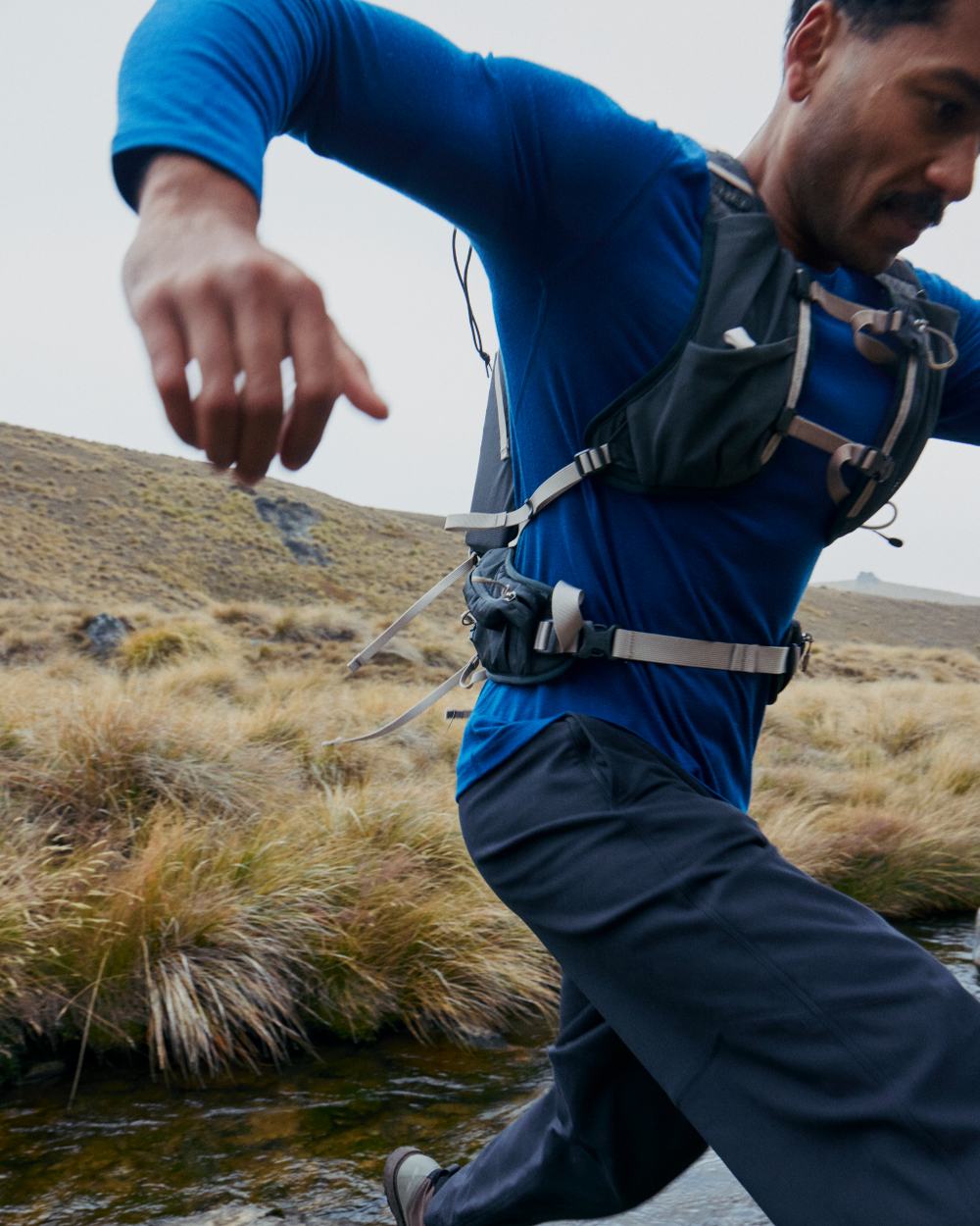 Atlantis Coloured Icebreaker Mens Merino 200 Oasis Crewe Thermal Top on mountain background 