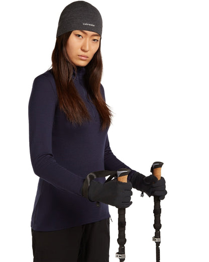 Black coloured Icebreaker Merino 260 Quantum Gloves on white background 