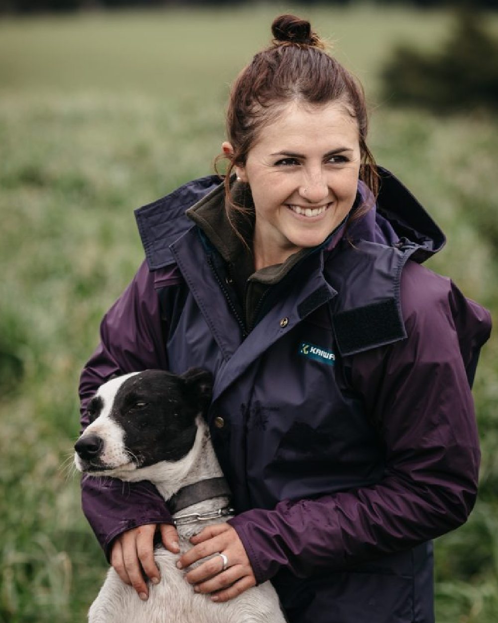 Navy coloured Kaiwaka Womens Lady of the Land AgTex Parka on grassy background 