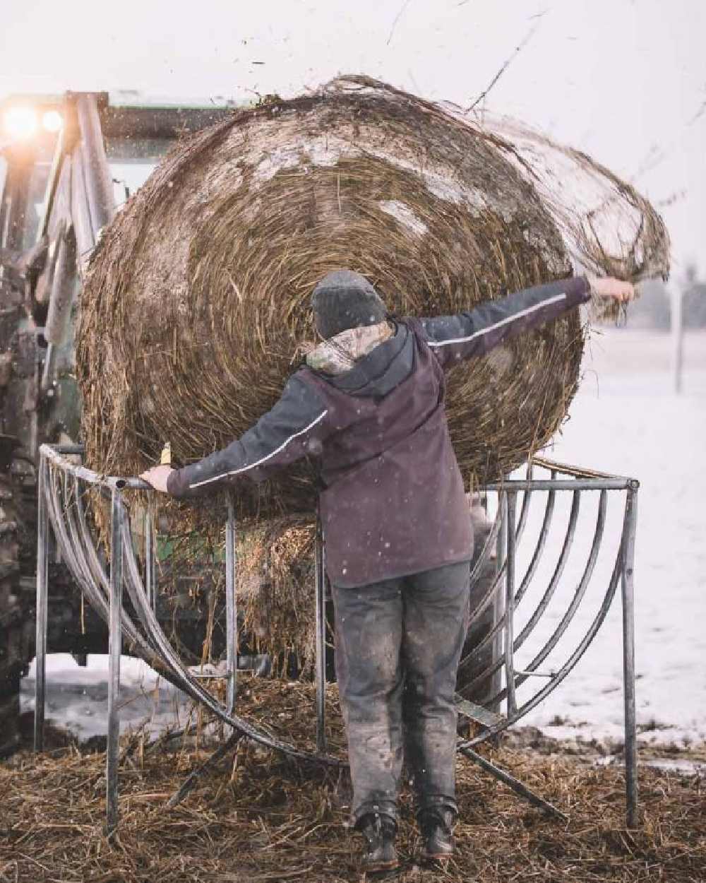 Navy coloured Kaiwaka Womens Stormforce Parka on snow background 