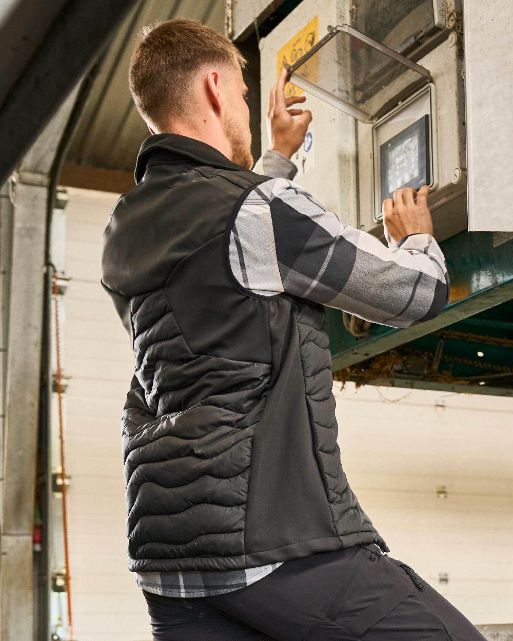 Black Coloured Mascot Workwear Mens Customized Breathable Thermal Gilet on construction background 