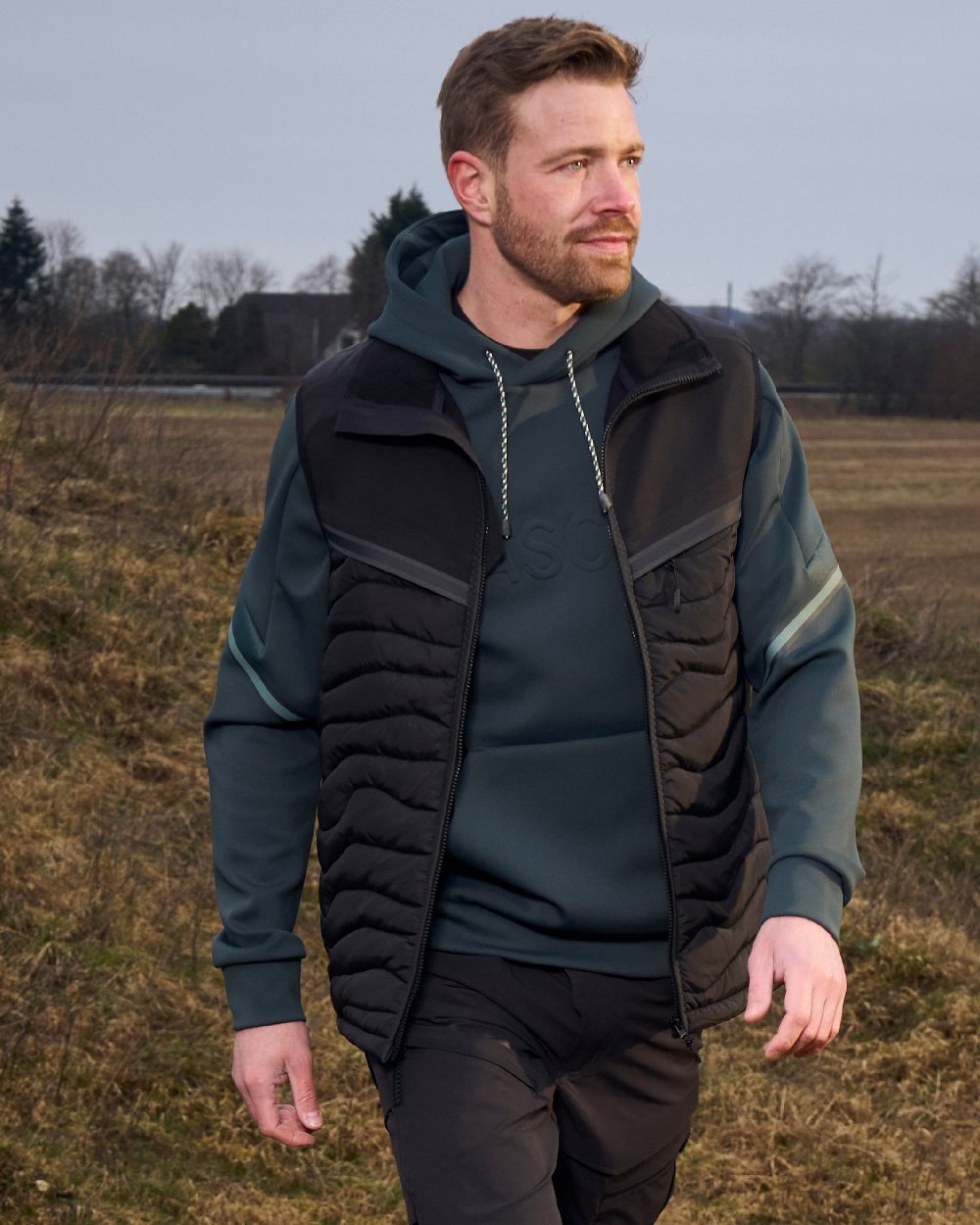 Black Coloured Mascot Workwear Mens Customized Breathable Thermal Gilet on outdoor background 
