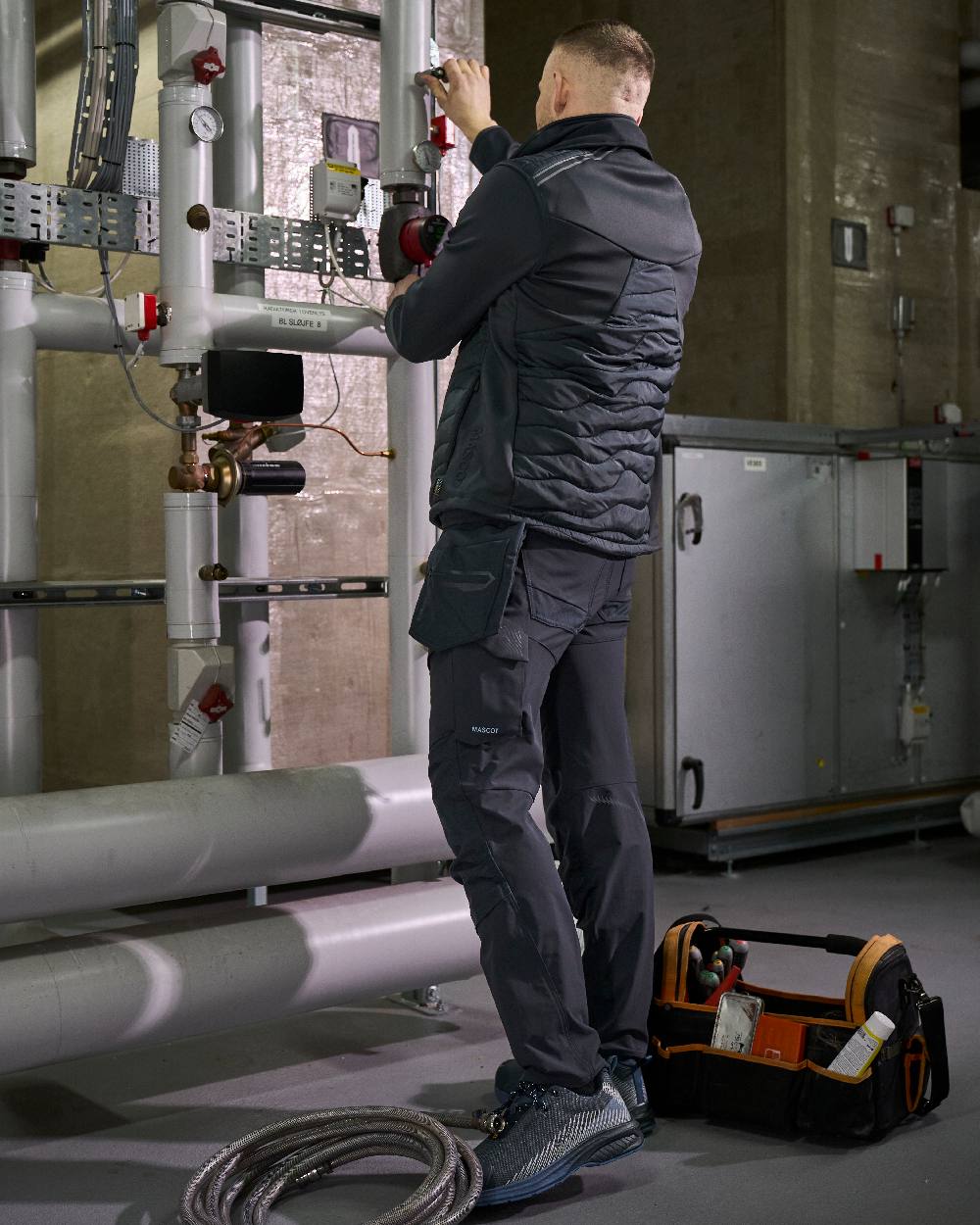 Dark Navy Coloured Mascot Workwear Mens Customized Breathable Thermal Gilet on factory background 
