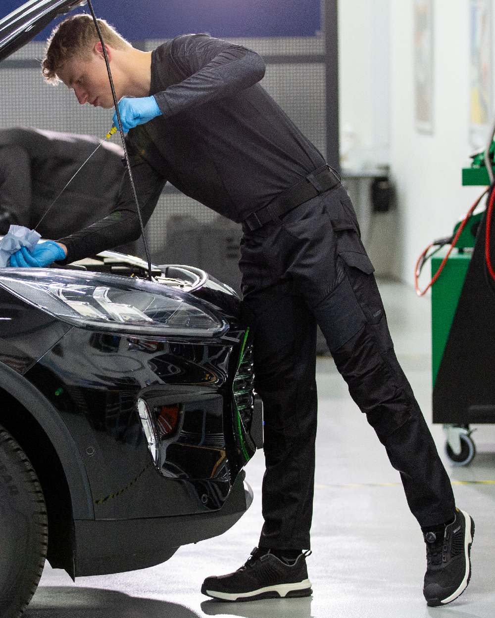 Black Coloured Mascot Workwear Mens Customized Trousers With Kneepad Pockets on garage background 