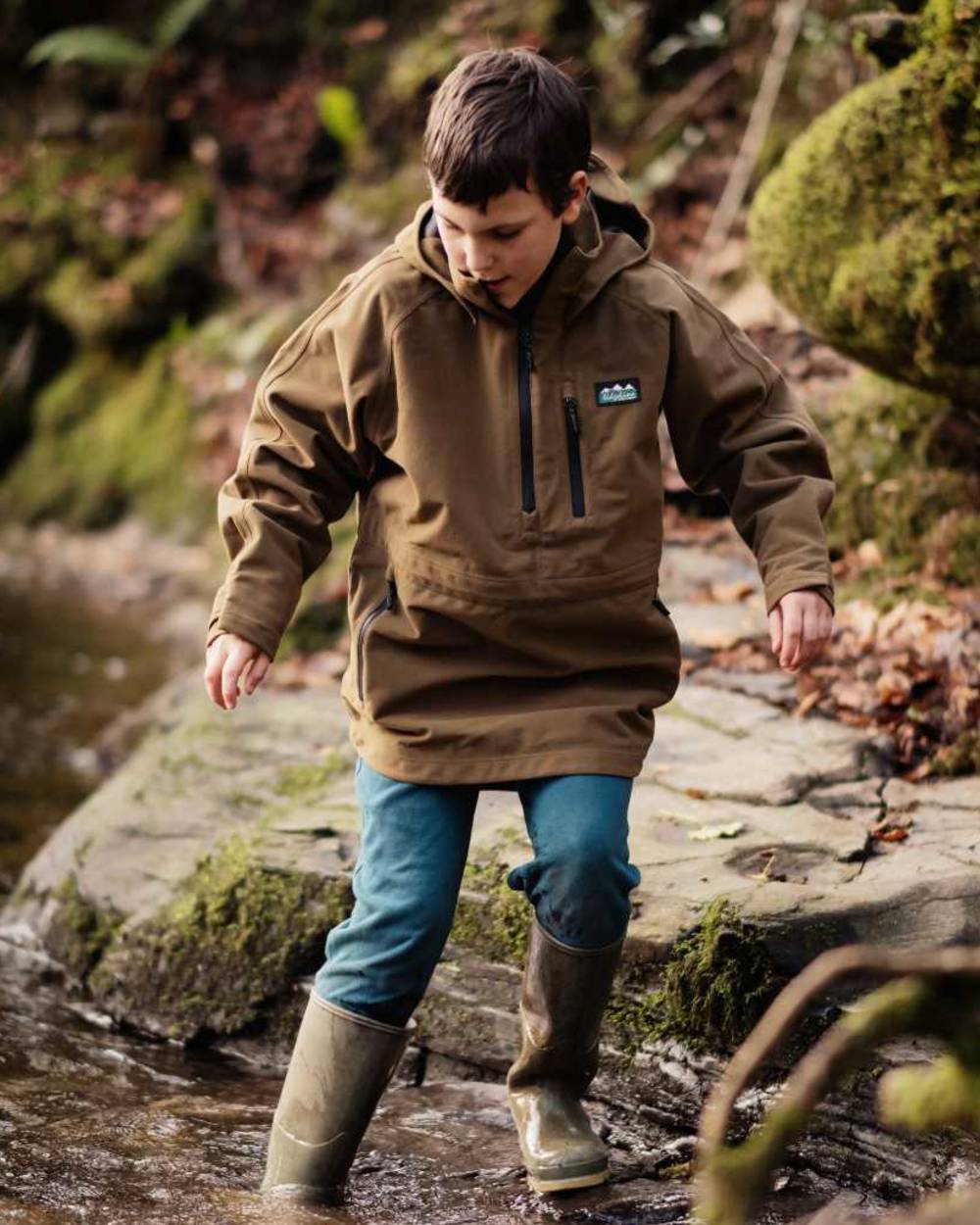 Teak coloured Ridgeline Kids Monsoon Smock on forest background 