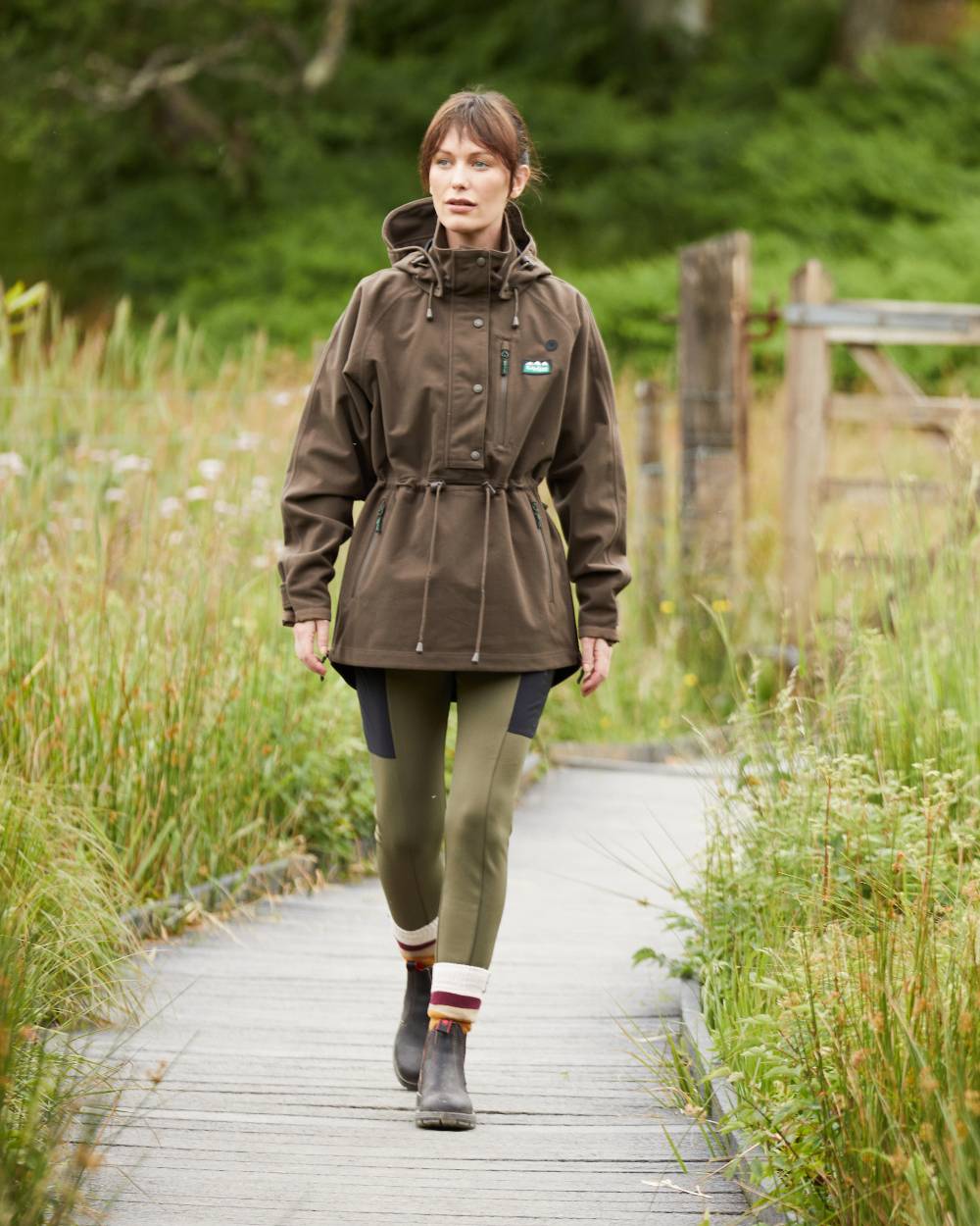 Bark Coloured Ridgeline Ladies Monsoon II Waterproof Smock On A Field Background 