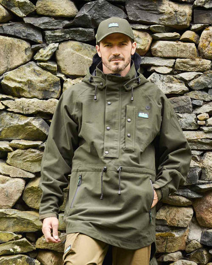 Deep Forest coloured Ridgeline Monsoon Classic Waterproof Smock on stone wall background 